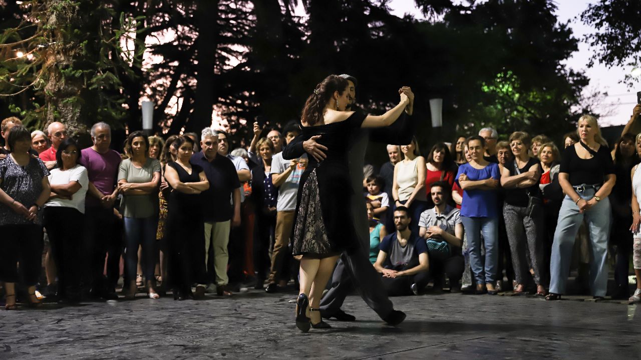 Tango en la plaza Alem con «La Juan D’Arienzo»