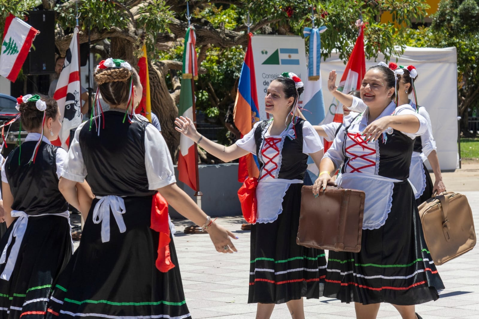 Mañana, Fiesta de las Colectividades en el Golf de Villa Adelina