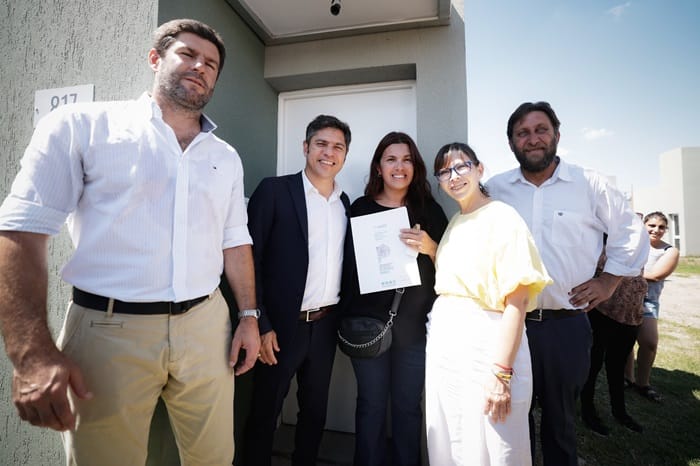 Kicillof entregó viviendas a familias de Tandil y Ayacucho
