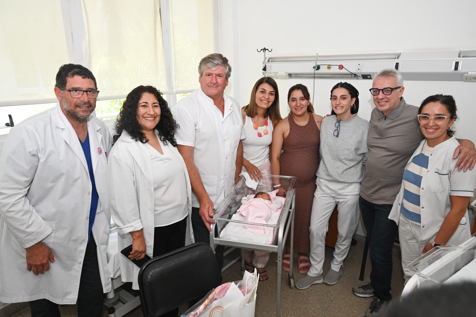 Zamora visitó a Larissa, primera bebé 2026 en el Materno Infantil