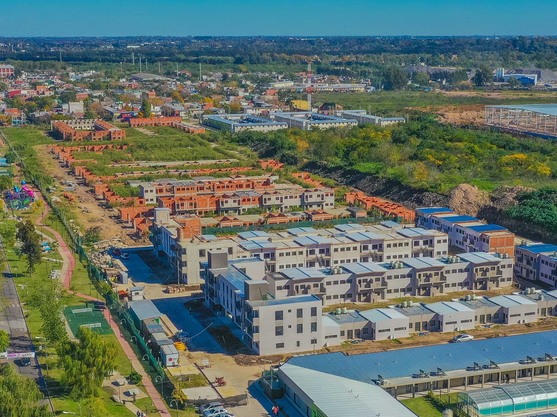 Juan Andreotti recorrió el avance de obra de 92 viviendas reactivadas por el Municipio