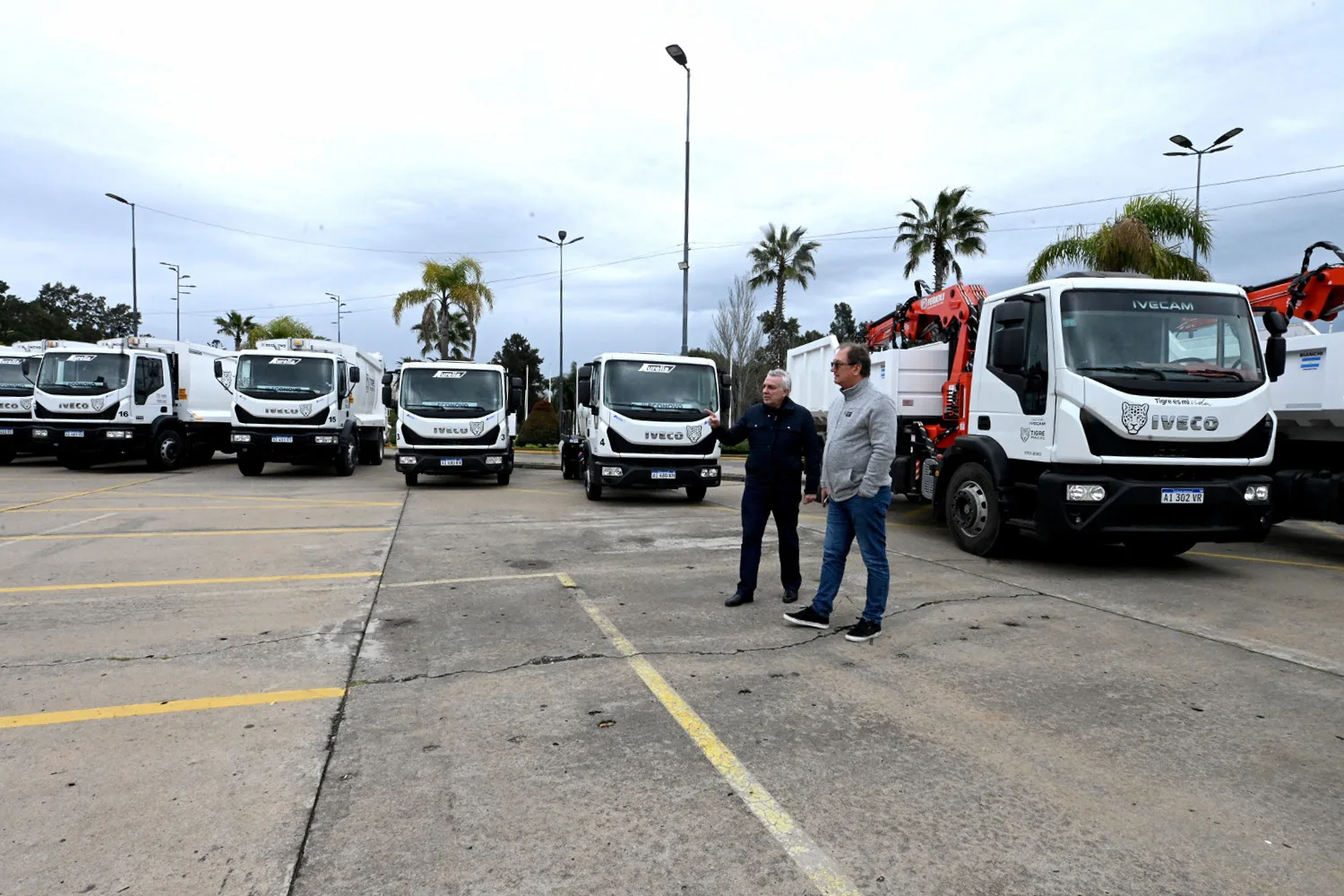 Zamora presentó móviles y maquinaria para fortalecer servicios públicos