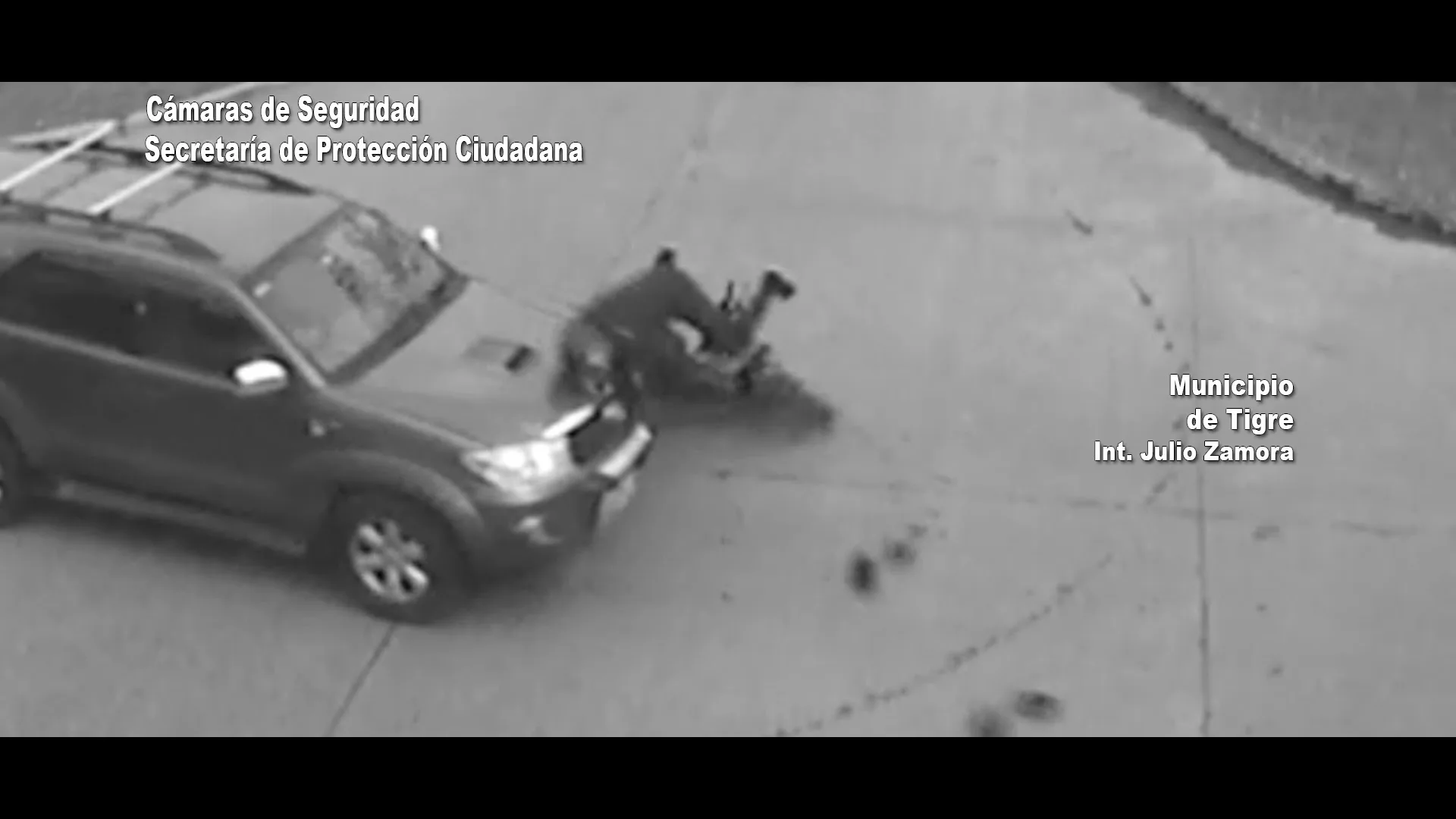 Las cámaras del COT registraron un siniestro vial entre una moto y una camioneta