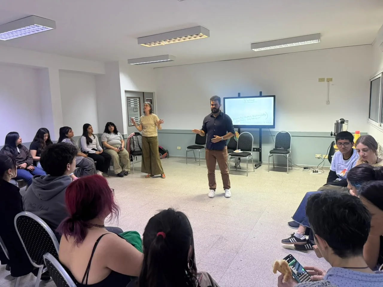 Estudiantes del Centro de Idiomas de Tigre, en un laboratorio creativo