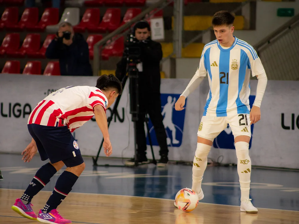 Argentina enfrenta a Paraguay con un historial de total paridad en el torneo