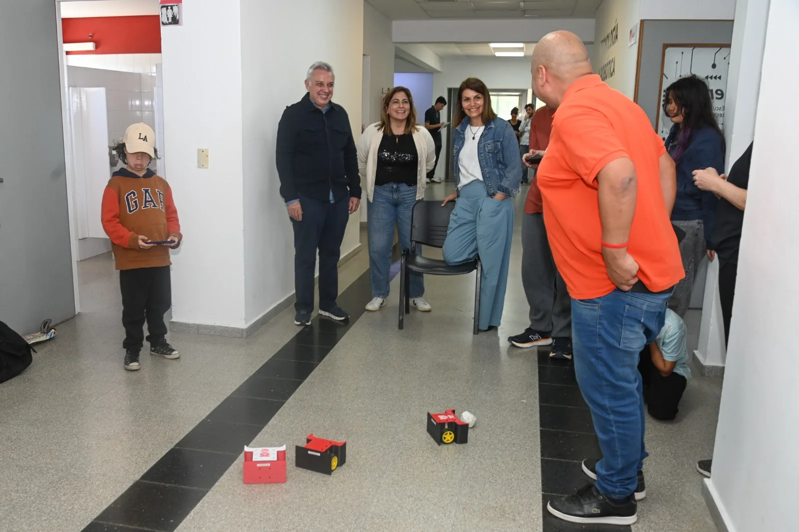 Zamora supervisó el desarrollo de la Escuela de Tecnología y Robótica